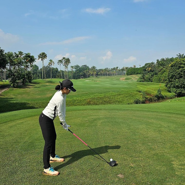 <p>Tak sampai situ saja, Ussy Sulistiawaty gemar mencoba berbagai hal baru. Salah satunya adalah olahraga golf, Bunda. (Foto: Instagram @ussypratama)</p>