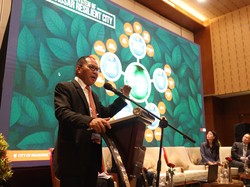Walkot Makassar Raih Satyalencana Wira Karya Berkat Program Atasi Stunting