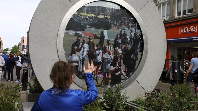 Setelah sempat ditutup karena aksi tidak senonoh, The Portals yang menghubungkan Dublin dengan New York kembali dibuka dengan teknologi blur dan dijaga ketat.