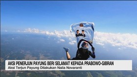 VIDEO: Aksi Penerjun Payung Beri Selamat Kepada Prabowo-Gibran