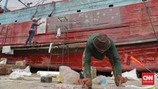 FOTO: Memoles Kapal-kapal Terluka di Jakarta Utara