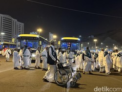 Dear Jemaah Lansia, Selalu Pakai Petugas Dorong Kursi Roda Resmi Ya!