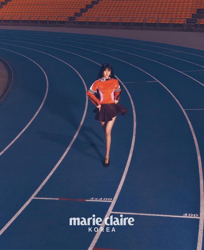 Marie Claire Korea sendiri mengusung konsep perbandingan antara kehidupan nyata dan karir LE SSERAFIM dengan balapan serta rintangan./ Foto: instagram.com/marieclairekorea