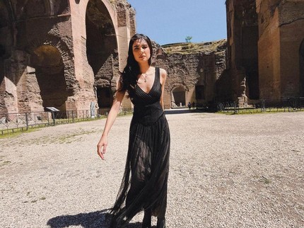 7 Potret Mikha Tambayong Hadiri Acara Fashion di Milan, Memesona bak Aktris Bollywood