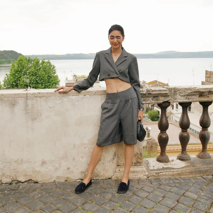<p>Artis sekaligus penyanyi cantik Mikha Tambayong berkesempatan untuk hadir dalam sebuah acara fashion di Milan, Italia, Bunda. Ia pun membagikan berbagai potret memesona di laman Instagram-nya. (Foto: Instagram: @miktambayong)</p>