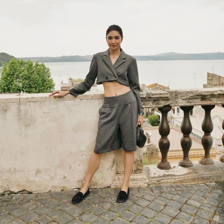 <p>Dalam salah satu unggahan, Mikha terlihat fashionable mengenakan blazer crop warna abu-abu dan celana pendek warna senda. Ia pun memadukan tampilannya ini dengan tas dan sepatu casual warna hitam. (Foto: Instagram: @miktambayong)</p>