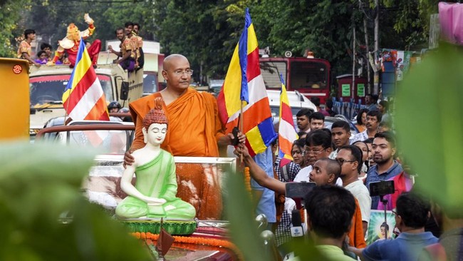 FOTO: Ragam Perayaan Waisak Umat Buddha di Berbagai Negara