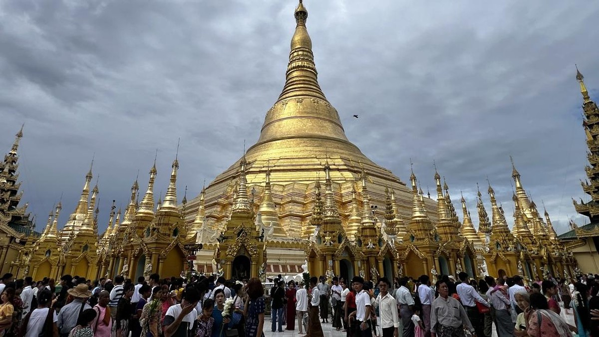 FOTO: Ragam Perayaan Waisak Umat Buddha di Berbagai Negara