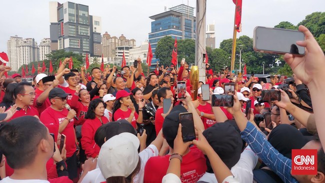 Seremoni membawa obor api kekal dari Jateng sebagai simbol dimulainya rapat kerja nasional (Rakernas) PDIP V.