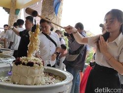 Khidmat Waisak di Wihara Buddha Dharma Legian, Umat Antusias Mandikan Rupang