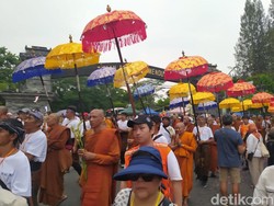 Ribuan Umat Buddha Ikuti Kirab Waisak dari Candi Mendut ke Borobudur