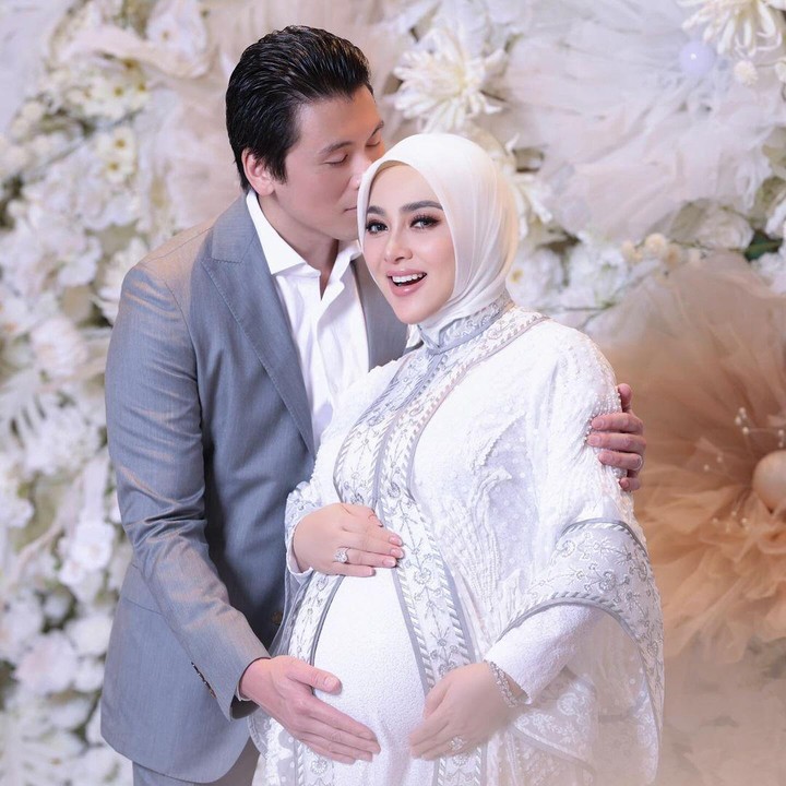 <p>"<em>Bismillahirrahmannirrahim, We Made One Wish And It Came True (Bismillahirrahmannirrahim</em>, Kami Membuat Satu Keinginan Dan Itu Menjadi Kenyataan)," tulis Syahrini.  (Foto: Instagram: @princessyahrini)</p>