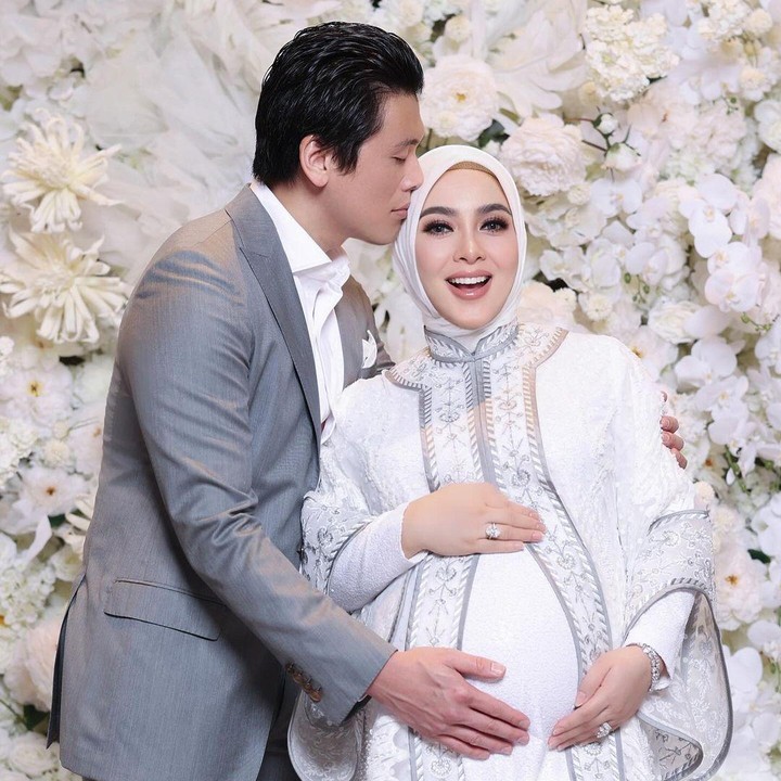<p>Rasa bahagia juga terlihat pada wajah Reino Barack, Bunda. Dalam foto berbeda, Reino terlihat sesekali memeluk sang istri atau mengecup kepala sang istri mesra. (Foto: Instagram: @princessyahrini)</p>