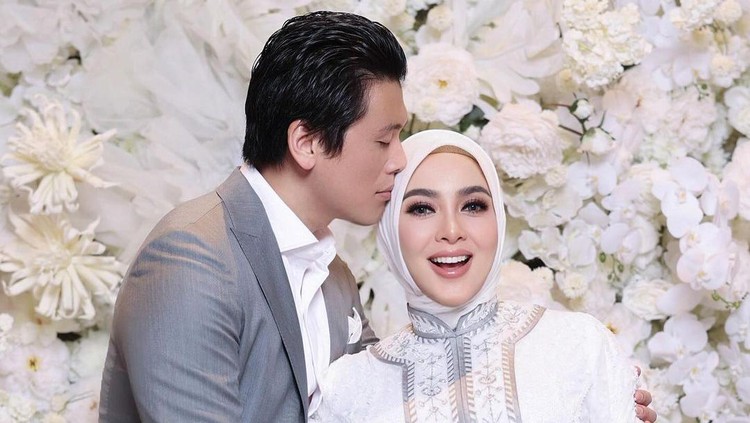 Syahrini dan Reino Barack Umumkan Kehamilan Pertama