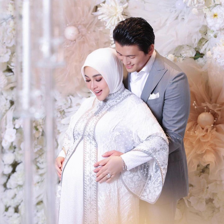 <p>Kabar bahagia datang dari pasangan Syahrini dan Reino Barack, Bunda. Keduanya baru saja mengumumkan kehamilan anak pertamanya yang sudah berusia 7 bulan. (Foto: Instagram: @princessyahrini)</p>