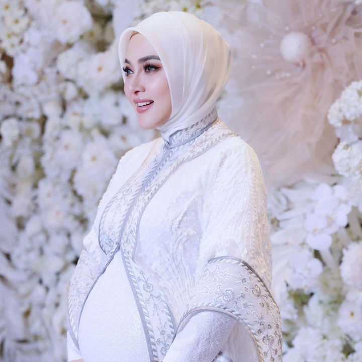 <p>Kabar ini diungkapkan langsung oleh Syahrini pada laman Instagram-nya. Pelantun <em>Sesuatu</em> ini terlihat cantik mengenakan pakaian serba putih dan abu-abu seraya menunjukkan <em>baby bump</em>-nya. (Foto: Instagram: @princessyahrini)</p>
