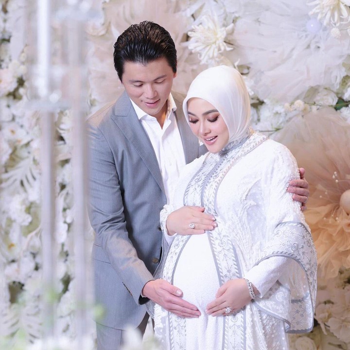 <p>"<em>MasyaAllah</em> ikut bahagia dan terharu tetehku sayang dan Pak <em>@reinobarack. Bismillah</em> dilancarkan dan sehat selalu untuk <em>Mommy</em> dan <em>baby</em>-nya. Luv luv," ungkap artis Kiky Saputri. "<em>Alhamdulillah</em>. Selamat ya <em>darling</em>. <em>Sing</em> lancar, sehat," tulis Vina Panduwinata. (Foto: Instagram: @princessyahrini)</p>