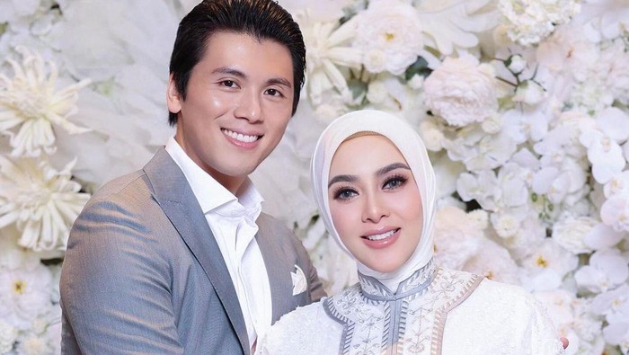 Syahrini dan Reino Barack Umumkan Kehamilan Pertama