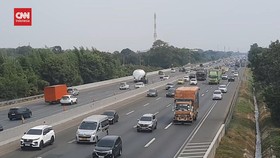 VIDEO: Tol Jakarta Cikampek Padat, Polisi Berlakukan Contra Flow