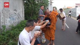 VIDEO: Mengenal Tradisi Pindapata, Umat Beri Sedekah ke Bante