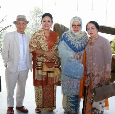 Potret Beda Penampilan Tutut & Titiek Soeharto di Nikahan Anak Onky Alexander