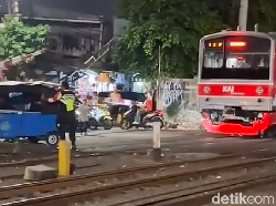 Viral Bajaj Hampir Tertabrak KRL gegara Terobos Perlintasan di Jakpus