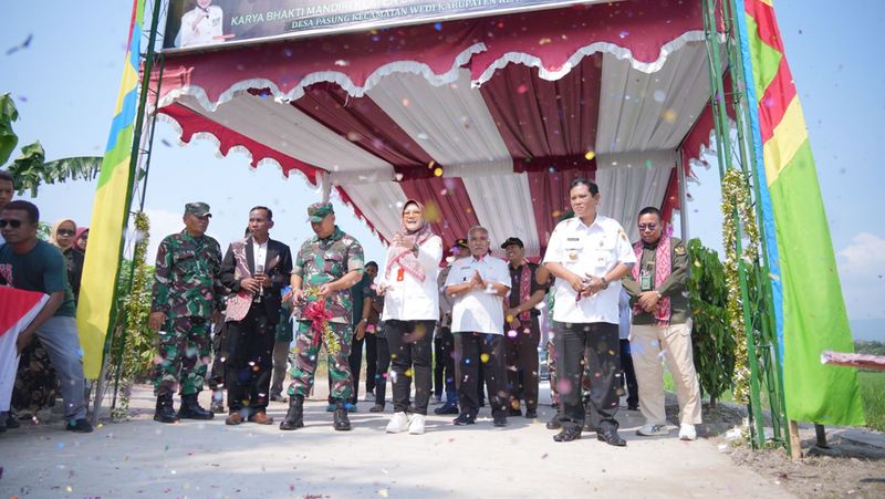 Bupati Klaten Sri Mulyani menandai penutupan Karya Bhakti Mandiri Klaten Bersinar (KBMKB) ke-22