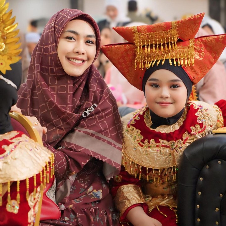 <p>Putri Oki Setiana Dewi sudah tumbuh besar. Si sulung, Maryam Nusaibah Abdullah yang lahir pada 2014 telah berusia 10 tahun. (Foto: Instagram @okisetianadewi)</p>