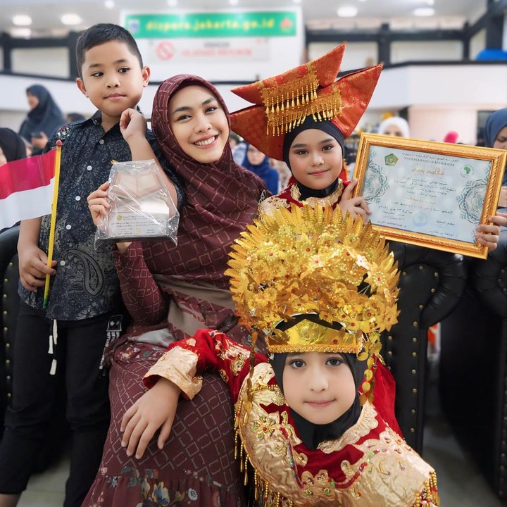 <p>Baru-baru ini, Oki Setiana Dewi membagikan unggahan beserta kabar terbaru dari kedua putrinya. Oki menyempatkan diri untuk menghadiri acara wisuda di sekolah kedua putrinya. (Foto: Instagram @okisetianadewi)</p>