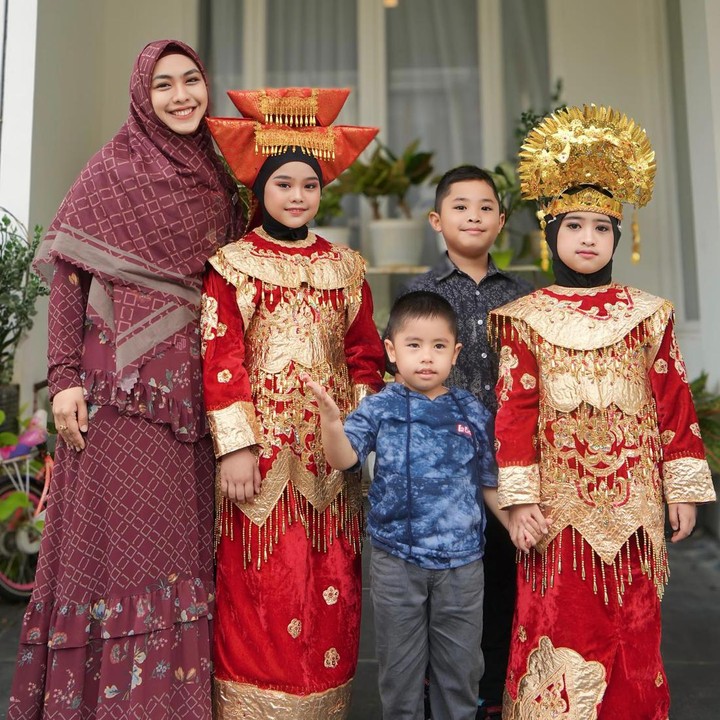 <p>Kedua putri Oki Setiana Dewi saat ini tengah mengenyam pendidikan sekolah dasar, Bunda. (Foto: Instagram @okisetianadewi)</p>