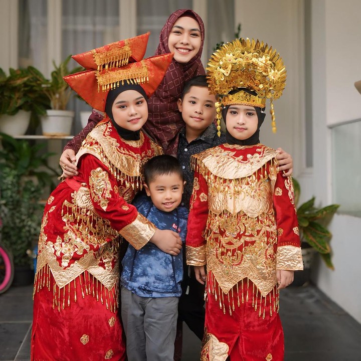 <p>Maryam Nusaibah Abdullah dan Khadeejah Faatimah Abdullah diketahui bersekolah di tempat yang sama, yaitu Sudanese African Asian School (SAAS). (Foto: Instagram @okisetianadewi)</p>