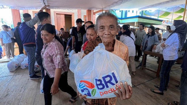 BRI melalui program TJSL-nya menyalurkan support dan membagikan sembako di Vihara Dhamma Gayasis, Temanggung, dalam rangka Hari Waisak.