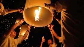 VIDEO: Momen Indah, Ribuan Lampion Hiasi Langit Candi Borobudur
