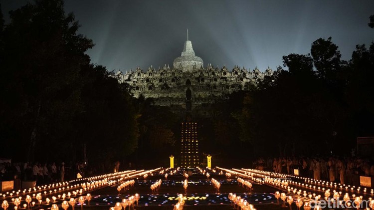 Ratusan lampion mengudara hiasi malam Wasiak 2568 di Candi Borobudur&period; Begini potretnya&period;