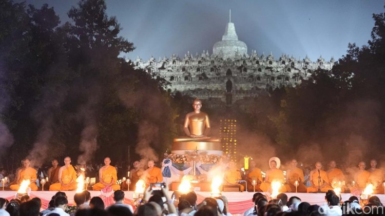 Ratusan lampion mengudara hiasi malam Wasiak 2568 di Candi Borobudur. Begini potretnya.