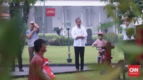 Jokowi Bagi-bagi Sembako di Jogja saat PDIP Gelar Rakernas