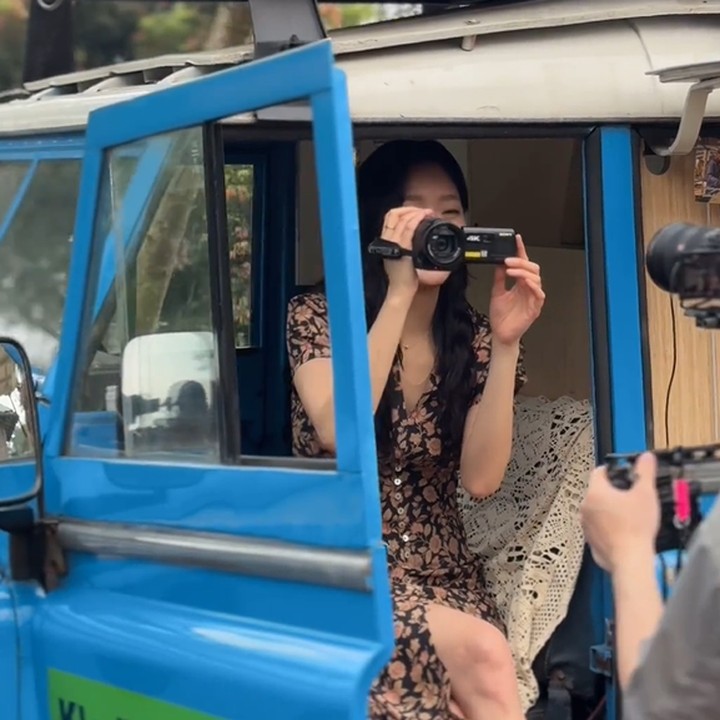 <p>Kemunculan Kim Go Eun di Garut membuatnya jadi perbincangan netizen Indonesia. Banyak orang terkejut dan melontarkan komentar kocak, Bunda. "Loh, Kim Go Eun <em>unnie</em> tiba-tiba sudah jadi teteh Sunda. Melokal abis!," kata akun X @infodra****** "Jadi neng Go Eun <em>atuh</em> ini mah," celetuk akun @kdrama_******* (Foto: Instagram @ggonekim)</p>