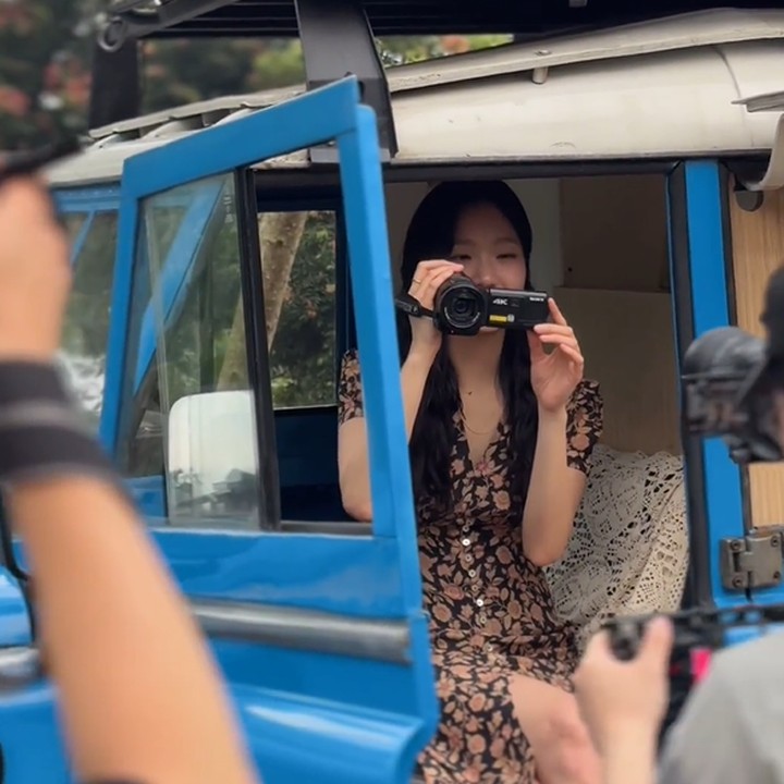 <p>Sesampainya di sana, Kim Go Eun sempat disambut oleh tarian jaipong. Kim Go Eun diketahui sedang melakukan syuting untuk sebuah iklan produk kopi, Bunda. (Foto: Instagram @ggonekim)</p>
