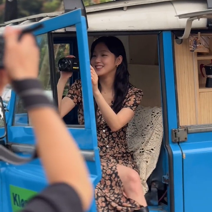 <p>Berdasarkan keterangan di akun yang mengunggah potret Kim Go Eun, bintang film Exhuma tengah berada di salah satu kedai kopi yang berlokasi di Garut, Jawa Barat. (Foto: Instagram @ggonekim)</p>