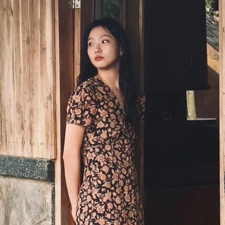 <p>Hal itu diketahui lewat unggahan akun Instagram @wxczsz yang membagikan potret Kim Go Eun. Dalam foto tersebut, sang artis terlihat sedang bersandar di pintu masuk rumah berornamen kayu. (Foto: Instagram @wxczsz)</p>