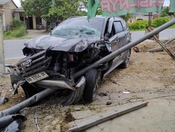 Mobil Tabrak Tiang Penunjuk Arah-Pelajar di Toba gegara Ngantuk, 2 Luka-luka