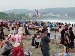 Wisatawan Padati Pantai Pangandaran Saat Libur Panjang