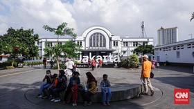 Pengunjung bermain wahana sepeda onthel di kawasan Alun-alun Museum Fatahilah, Kawasan Kota Tua Jakarta, Jum'at (24/5/2024).