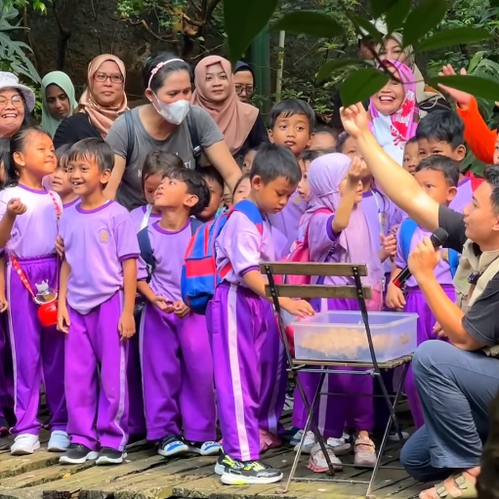 <p>Aviary milik Irfan Hakim ini lantas menarik perhatian berbagai pihak, termasuk sekolah-sekolah, Bunda. Belum lama ini, aviary milik Irfan Hakim bahkan dikunjungi oleh rombongan anak TK. "Waah deHakims dapat kunjungan lagi nih, kali ini dari anak anak TK. Mereka sangat semangat masuk Aviary sampai menonton Panggung Boneka Jalu Jaki," tutur Irfan Hakim. (Foto: Instagram: @irfanhakim75)</p>