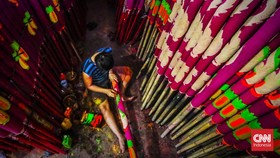 FOTO: Geliat Produksi Hio Jelang Imlek