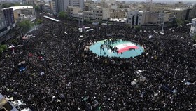 FOTO: Duka Ribuan Pelayat Iringi Pemakaman Presiden Iran Ebrahim Raisi