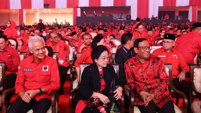 Megawati menyerukan kepada semua kader untuk tetap berani dan maju di tengah beragam intimidasi dan kecurangan pemilu 2024.