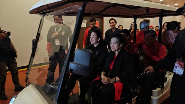 Puan Maharani menyupiri Ketua Umum Megawati Soekarnoputri hingga Ganjar Prabowo saat memasuki arena Rakernas V PDIP.