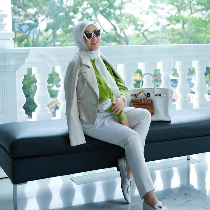 <p>Di beberapa fotonya, Syahrini kerap berpose sambil meletakkan tangan di depan perutnya. Namun saat ini, Syahrini bahagia membagikan kabar kehamilannya bersama Reino Barack. Kita doakan semoga kehamilan Incess berjalan lancar ya, Bunda. (Foto: Instagram @princessyahrini)</p>