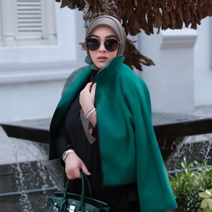 <p>Tak kalah kece, ia tampil memukau dengan <em>blazer</em> hijau berpotongan kerah tinggi dengan tas Hermes berwarna hijau <em>emerald.</em> Ia juga mengenakan kacamata hitam model <em>aviator</em> yang <em>stylish.</em> (Foto: Instagram @princessyahrini)</p>